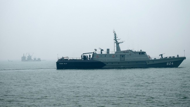 Menyusul penyanderaan kapal berbendera Indonesia, TNI Angkatan Laut berkoordinasi dengan otoritas sipil sembari terus menjaga wilayah perairan Indonesia.