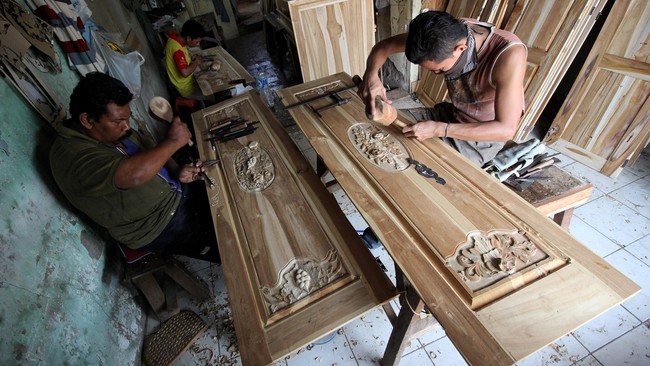 Saat ini, ekspor industri mebel dan kerajinan hanya sebesar US$2 miliar. Padahal, menurut Menperin, 100 persen bahan baku mebel ada di Indonesia.