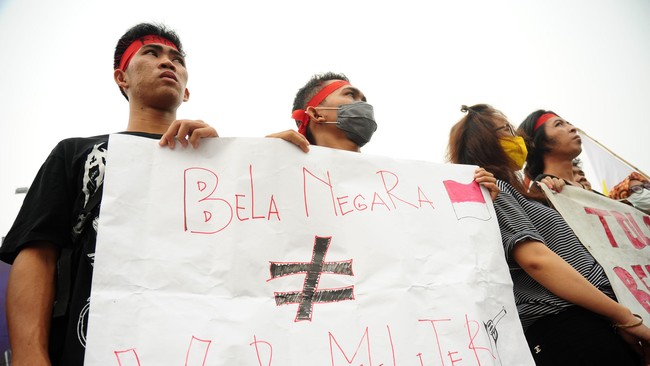 BEM UNS mendesak resimen mahasiswa (menwa) dibubarkan imbas kematian seorang mahasiswa dalam diklatsar. Menwa disebut tak punya urgensi akademis.