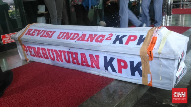 Modus pengiriman peti mati pernah terjadi di Gedung Mahkamah Konstitusi (MK) pada tahun 2013 silam. 