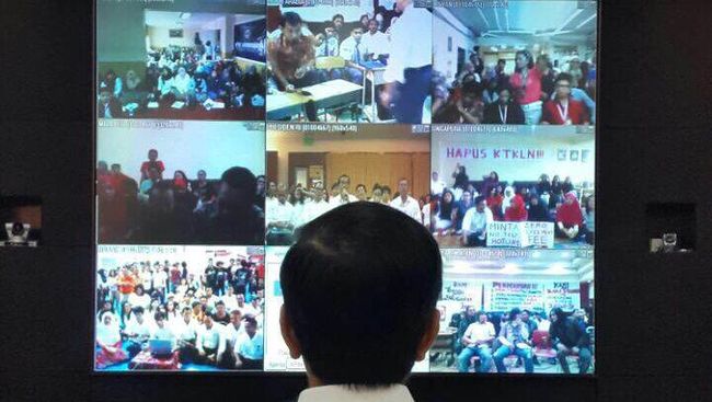 E-blusukan Jokowi: Segudang Rintangan Mendengar Suara Rakyat Sejak dulu, jauh sebelum menjabat Presiden, Jokowi sudah menaruh perhatian pada media sosial dan teknologi sebagai sarana untuk berinteraksi dengan warga.