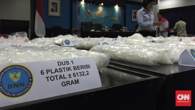 Keduanya ditangkap petugas Badan Narkotika Nasional usai mengambil paket sabu sebanyak 49 kilogram dair sebuah restoran di Jakarta Barat, Maret lalu.