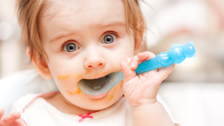 Bagi bayi usia 6 bulan ke atas, delapan makanan padat ini sudah bisa mulai dikenalkan lho, Bun.