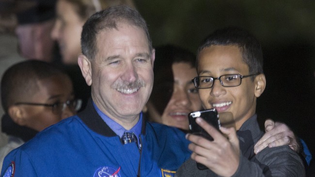 Ahmed Mohamed, remaja Muslim asal Texas yang terkenal karena jam buatannya dikira bom rakitan menghadiri Malam Astronomi yang di Gedung Putih.
