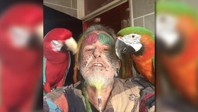 Pria 56 Tahun yang Terobsesi Jadi Manusia Burung