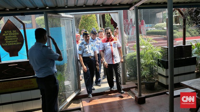 Seorang pilot bersama seorang pramugara dan pramugari, serta satu orang wanita diamankan petugas saat berpesta di sebuah apartemen.