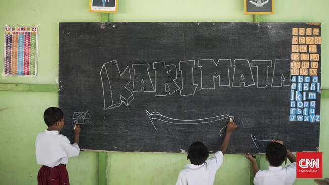 Saat ini, sekolah-sekolah lebih banyak memakai papan tulis berwarna putih yang menulis pakai spidol, daripada kapur. Kamu lebih suka yang mana?