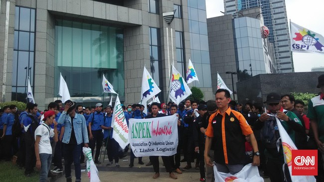 Asosiasi Serikat Pekerja Indonesia dan Serikat Karyawan Jalan Tol Lingkar Luar Jakarta melakukan aksi unjuk rasa di depan Gedung Bursa Efek Indonesia.