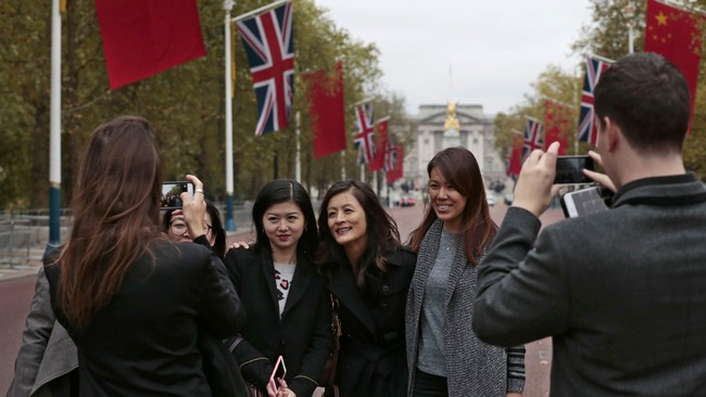 Turis China yang terkenal gemar belanja menyumbang hingga ratusan juga pound sterling bagi perekonomian Inggris setiap tahunnya.