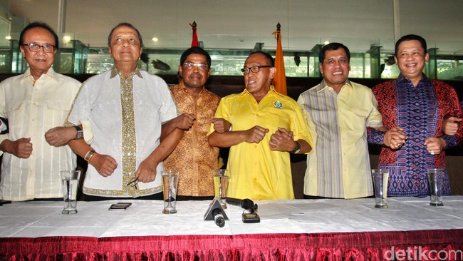 Pernyataan Agung Laksono Golkar bakal mendukung pemerintahan saat ini menjadi fakta kedua setelah PAN keluar dari Koalisi Merah Putih.