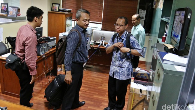 Uang senilai Sing$ 177.700 yang diamankan dari lima orang di Kelapa Gading disebut sebagai pemberian pertama. Rencananya, masih ada pemberian selanjutnya.