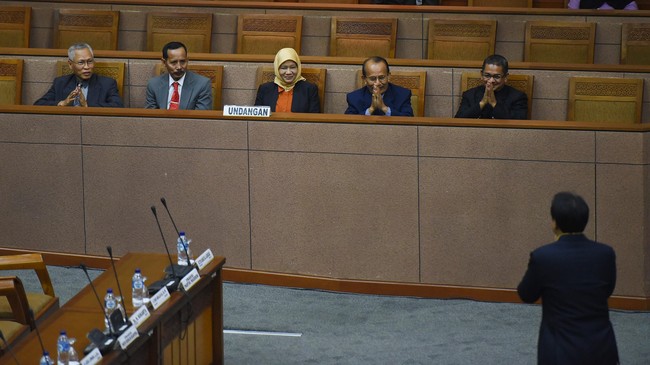 Juru bicara KY Farid Wajdi mengatakan, KY banyak tahu ulah nakal para hakim tapi tak bisa mengungkap karena tak punya wewenang.
