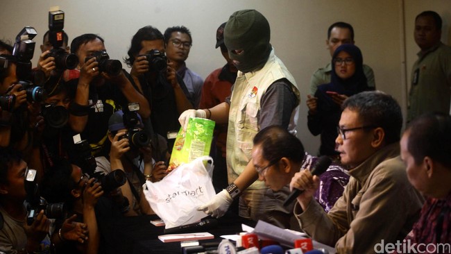 KPK menduga Dewie menerima duit sebesar Sin$177.700 untuk pemulus pembahasan proyek pembangkit listrik ratusan miliar tersebut.