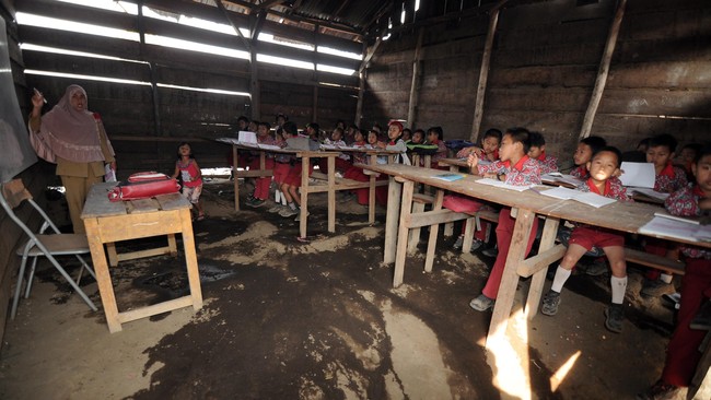 Kemendikbud menargetkan jumlah sekolah yang menerapkan Kurikulum 2013 akan meningkat menjadi lebih dari 25 persen dari total sekolah di seluruh Indonesia.