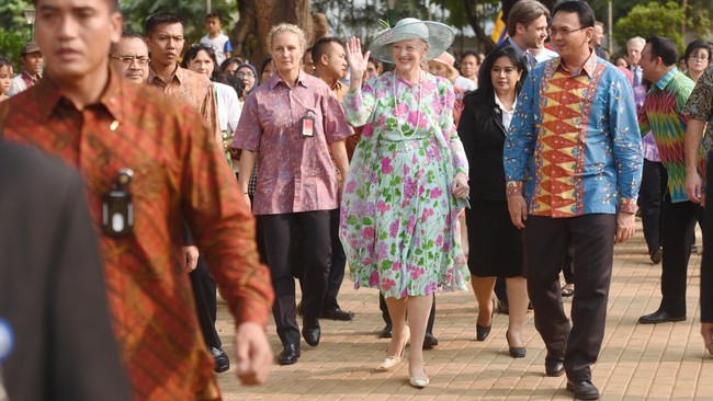Dalam lawatannya ke Indonesia, Ratu Denmark, Margrethe II, menyempatkan diri menonton pertunjukan wayang kulit di Museum Wayang, Jakarta, Kamis (22/10).