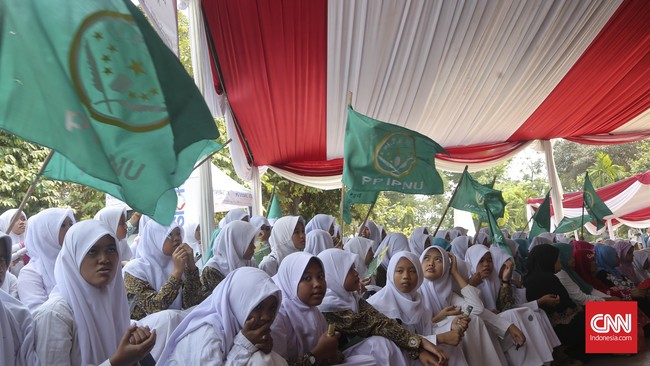 Secara populasi, santri menjadi market baru. Pemberdayaan ekonomi pun digalakkan untuk mendongkrak ekonomi umat yang selama ini terlupakan.