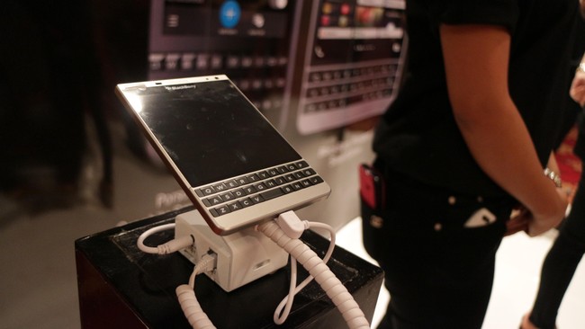 Presiden dan General Manager TCL Communication Amerika Utara, Steve Cistulli membocorkan kemunculan ponsel BlackBerry yang mengusung papan ketik fisik QWERTY.