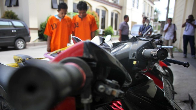 Polres Bangkalan mengusut jaringan penadah motor curian. Seorang pelaku ditangkap saat berusaha menjual sepeda motor hasil curian ke Madura.