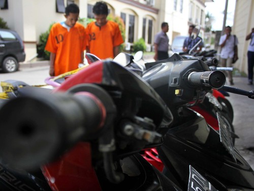 Aparat Kepolisian memperlihatkan sejumlah barang bukti Pencurian Kendaraan Bermotor (Curanmor) dan tersangka sindikat curanmor.