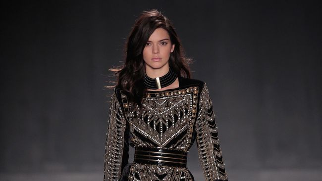 Sejumlah media hiburan di Amerika Serikat memanaskan kembali rumor Kendall Jenner seorang lesbian.