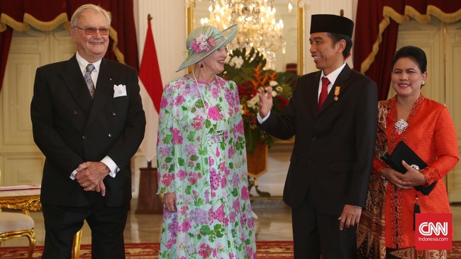 Jokowi mengaku 'dicecar' pertanyaan soal batik saat Ratu Denmark Margrethe II berkunjung ke Istana Kamis (22/10).