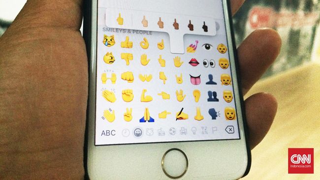 Dibuat seniman Jepang, Shigetaka Kurita, set emoji pertama berjumlah 176 buah itu kini menjadi koleksi pameran Museum of Modern Art, Amerika Serikat.