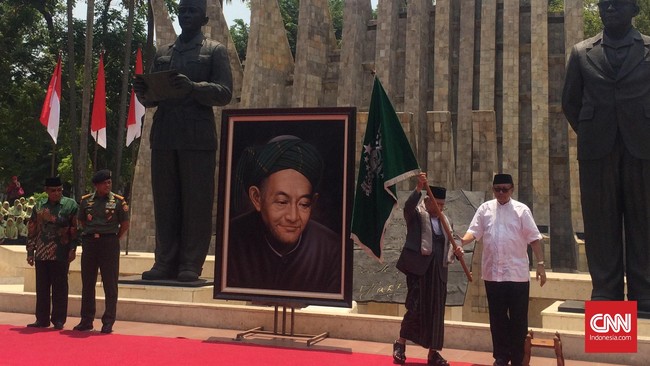 Penetapan Hari Santri Nasional harus dimanfaatkan mengangkat derajat, membangkitkan peran santri yang kurang tercatat sejarah. 