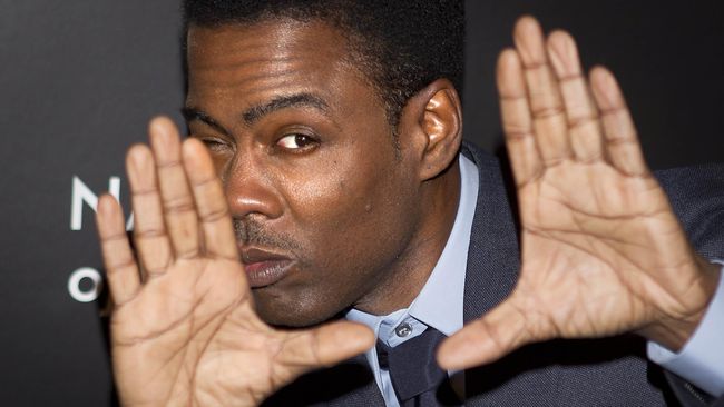 Chris Rock diminta selebriti kulit hitam lainnya untuk mundur membawakan Oscar 2016 karena isu kontroversi "hitam putih" yang melingkupinya.