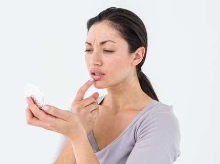 5 Bahan Alami Ampuh Memerahkan Bibir, Buah Delima hingga Minyak Samin