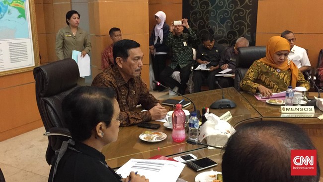Menkopolhukam Luhut Pandjaitan menyatakan kondisi kebakaran hutan di beberapa daerah memburuk. Api di lahan gambut menyebar 10-15 meter ke bawah tanah.