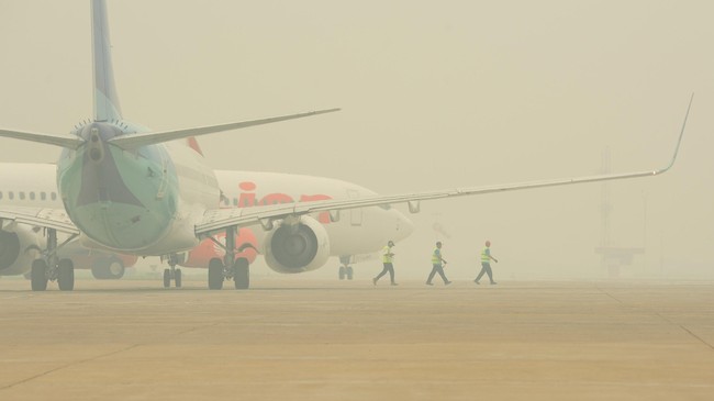 Selama dua bulan terakhir sekitar 120 ribu penumpang Kalstar Aviation tak terangkut akibat kabut asap yang menyelimuti 13 kota di Kalimantan.