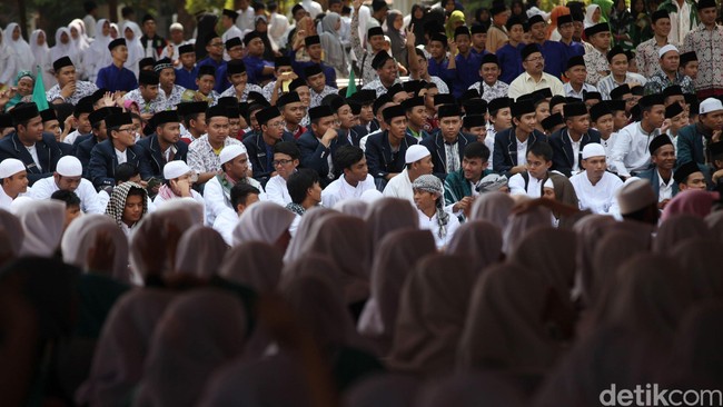 Menurut Lukman Hakim, santri bukan hanya orang ponpes yang berpakaian menutup aurat. Namun, juga umat Islam yang mengajarkan agama Islam sesuai konteksnya.