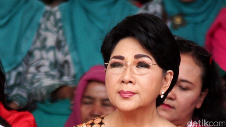 Artis senior Titiek Puspa di Ruang Publik Terpadu Ramah Anak (RPTRA) di daerah Jakarta Timur, Kamis, (22/10/2015). RPTRA ini bisa dijadikan tempat berkumpul bagi warga setempat. Alfathir Yulianda/detikcom.