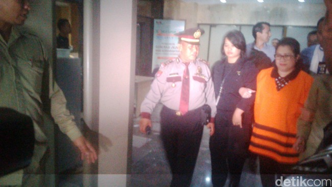 Dewi keluar dari Gedung KPK sekitar pukul 02.34 WIB dengan rompi 'Tahanan KPK'. Ia tampak kelelahan menanggapi awak media.