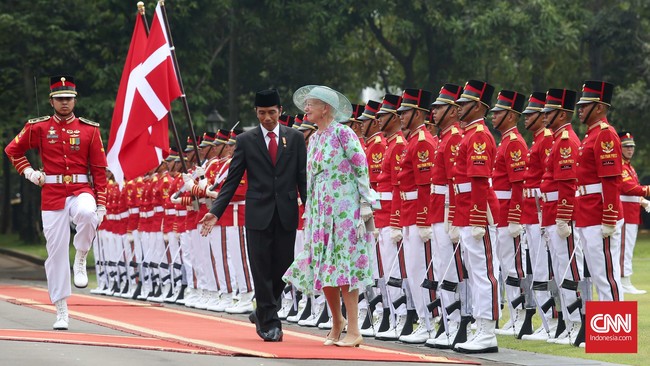 Jokowi menyambut kedatangan sang Ratu beserta Pangeran secara resmi dengan upacara penyambutan kenegaraan, Kamis pagi.