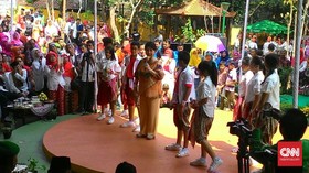 Titiek Puspa Dampingi Ahok Resmikan RPTRA Cililitan