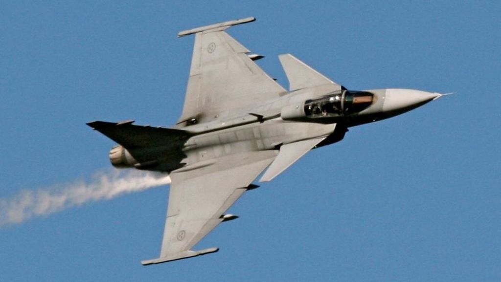 Ratu Thailand Terbang Solo dengan Jet Tempur Gripen