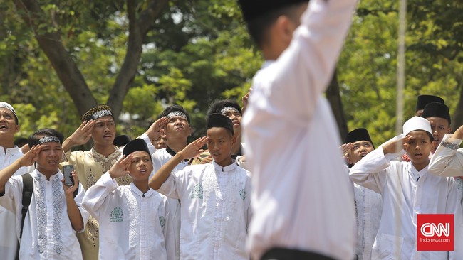 Perkenalan santri dengan teknologi tidak berjalan mulus meski bersekat. Santri pun diharap memiliki bekal guna mengarungi kampung teknologi.