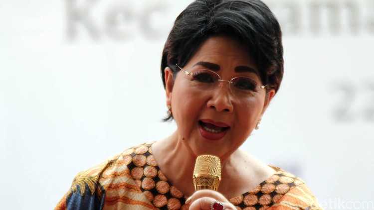 Artis senior Titiek Puspa di Ruang Publik Terpadu Ramah Anak (RPTRA) di daerah Jakarta Timur, Kamis, (22/10/2015). RPTRA ini bisa dijadikan tempat berkumpul bagi warga setempat. Alfathir Yulianda/detikcom.