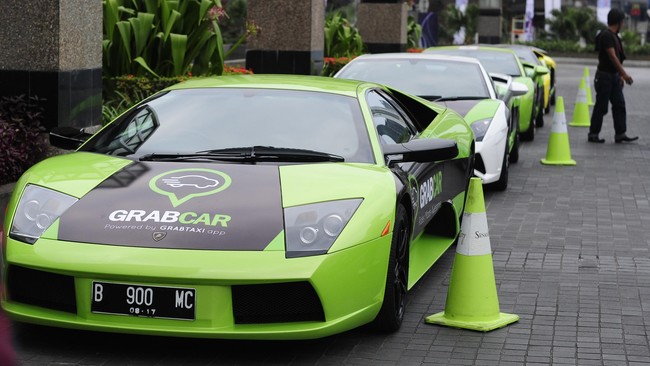 Warga Jakarta juga pernah dihebohkan dengan taksi Ferrari dan Porsche pada pertengahan 2012 dan terbaru GrabSpeed yang menggunakan Lamborghini pada akhir 2015.