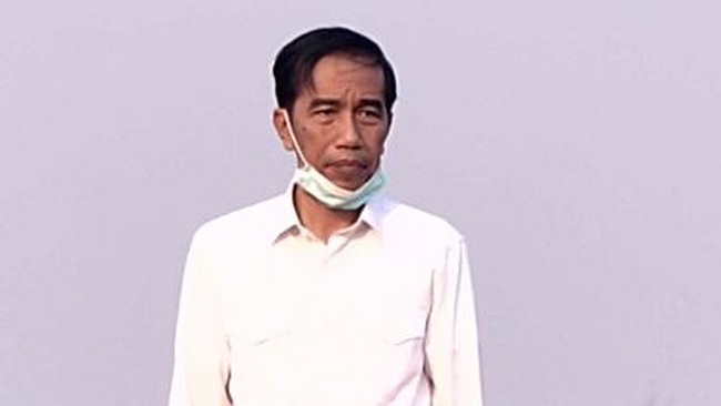 Para pembantu Presiden Jokowi diminta lebih fokus bekerja dan tak perlu sering merespons serangan lawan politiknya.
