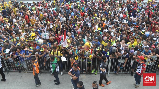 Gonzalo Gobert meminta para pendukung Valentino Rossi dan Jorge Lorenzo untuk tidak terlalu larut dalam tensi tinggi yang mengiringi seri terakhir.