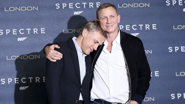 Studio film MGM Pictures mati-matian merayu sang aktor yang merupakan "tambang emas" empat seri film James Bond.