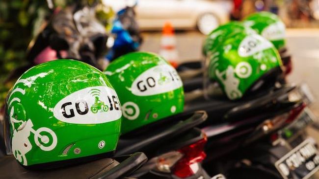 Para pengemudi mitra Gojek menganggap perusahaan itu melanggar UU Ketenagakerjaan. Selain melapor ke Komnas HAM, pengemudi juga akan berdemonstrasi.