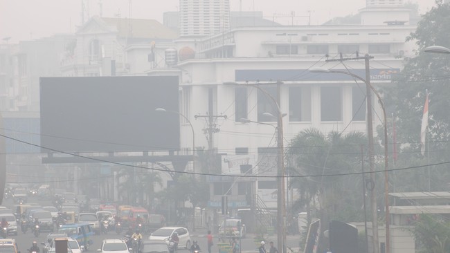 Bukittinggi diselimuti asap kebakaran hutan sudah sebulan lebih. Pagi hari, warga yang berkendara harus menyalakan lampu badai karena jarak pandang terbatas.