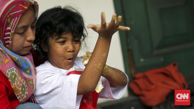 Membesarkan anak dengan kondisi autisme harus dengan kesabaran ekstra. Tak hanya sabar menghadapi kondisi anak, namun juga faktor dari luar rumah.