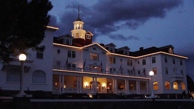 The Stanley Hotel di Colorado merupakan inspirasi Stephen King saat membuat novel The Shining pada 1977 yang berlatar Overlook Hotel.
