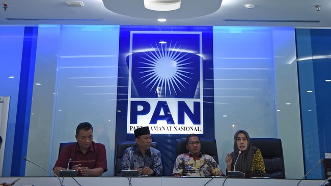 Fraksi PAN mengaku tidak mendapat undangan Presiden Joko Widodo untuk menghadiri pertemuan bersama partai pendukung pemerintah di Istana Merdeka, hari ini.