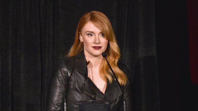 Merasa aneh harus mengenakan sepatu hak tinggi di adegan berkejaran dengan T-Rex, Bryce Dallas Howard jadi serba salah.