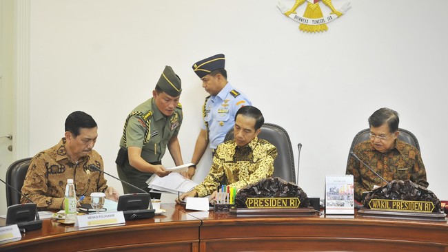 Presiden Jokowi diminta untuk tidak meneken peraturan pemerintah yang melanggar kembali ketentuan dalam Undang-Undang Minerba.